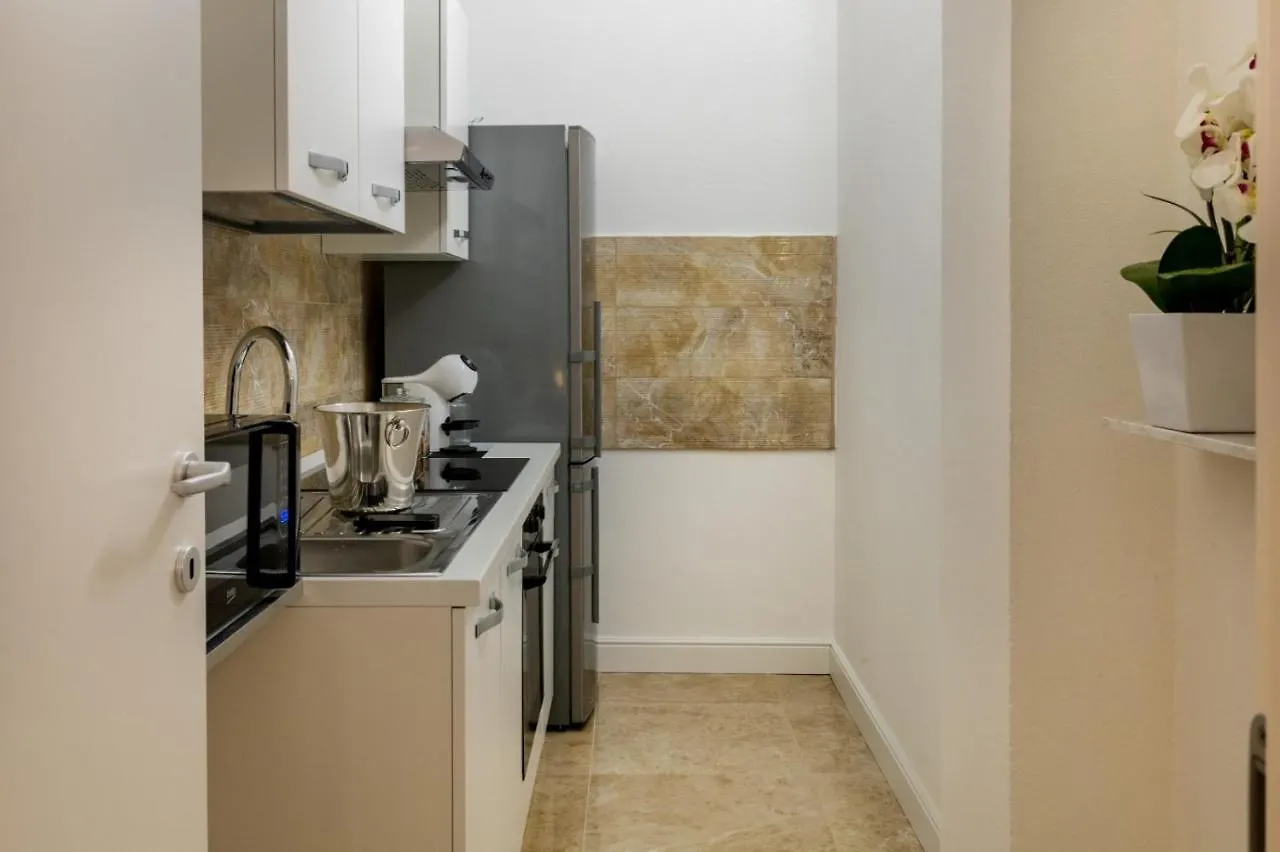 San Babila - Luxury Milanese Apartment 0*, Milano Italia