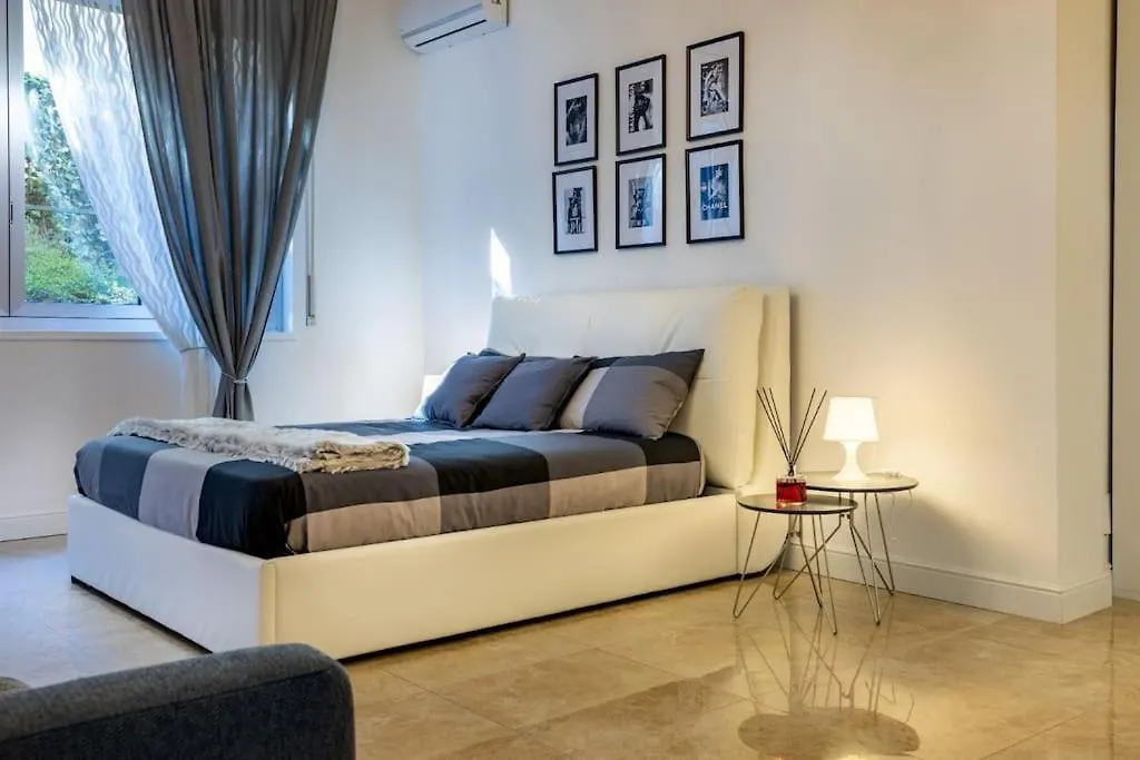 San Babila - Luxury Milanese Apartment